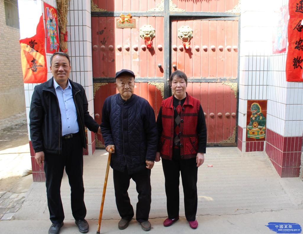 万荣县退役军人事务局副局长李彦峰为老复员军人黄正居家庭悬挂光荣牌
